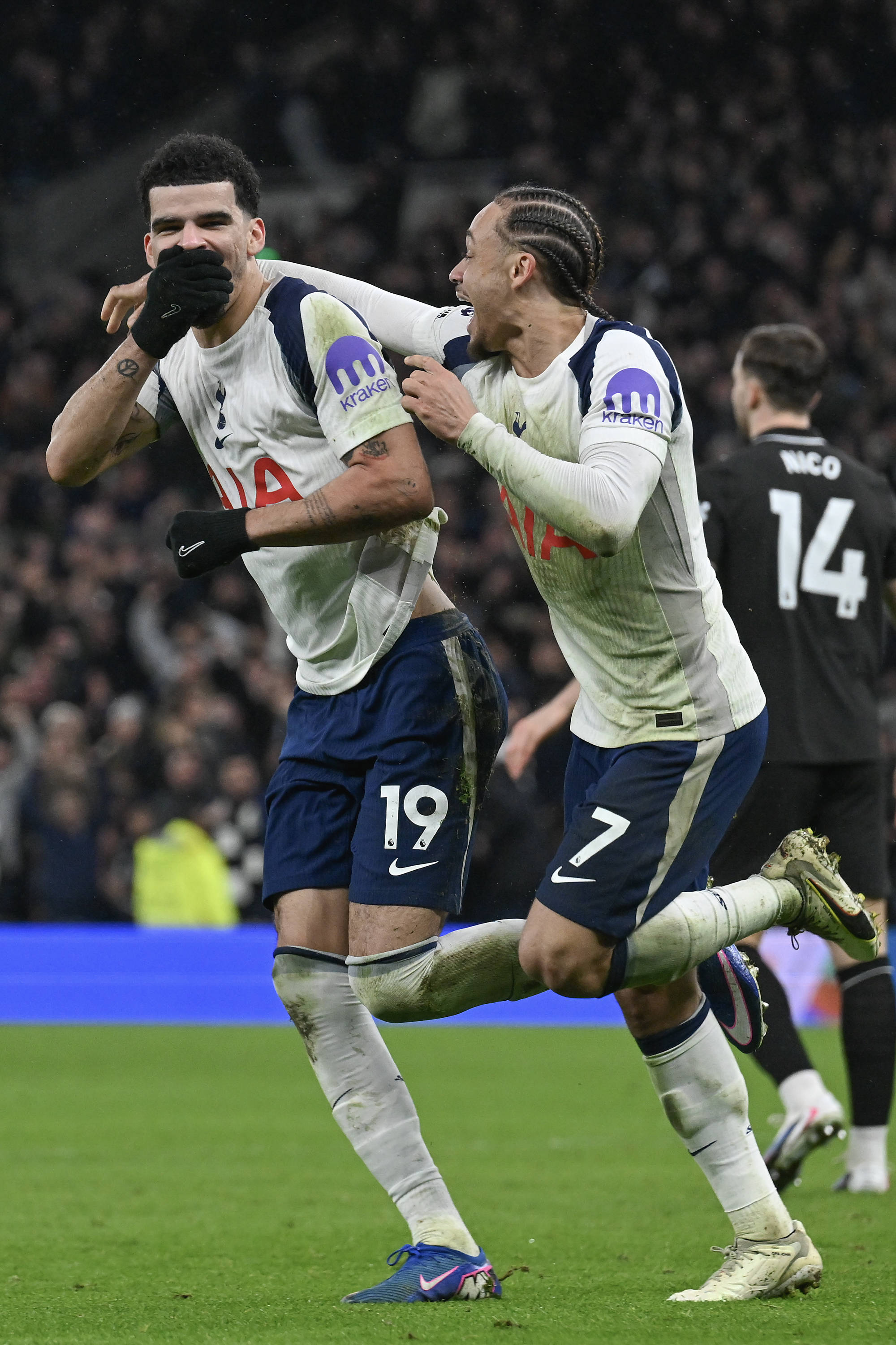 （体育）足球——英超：曼城平热刺